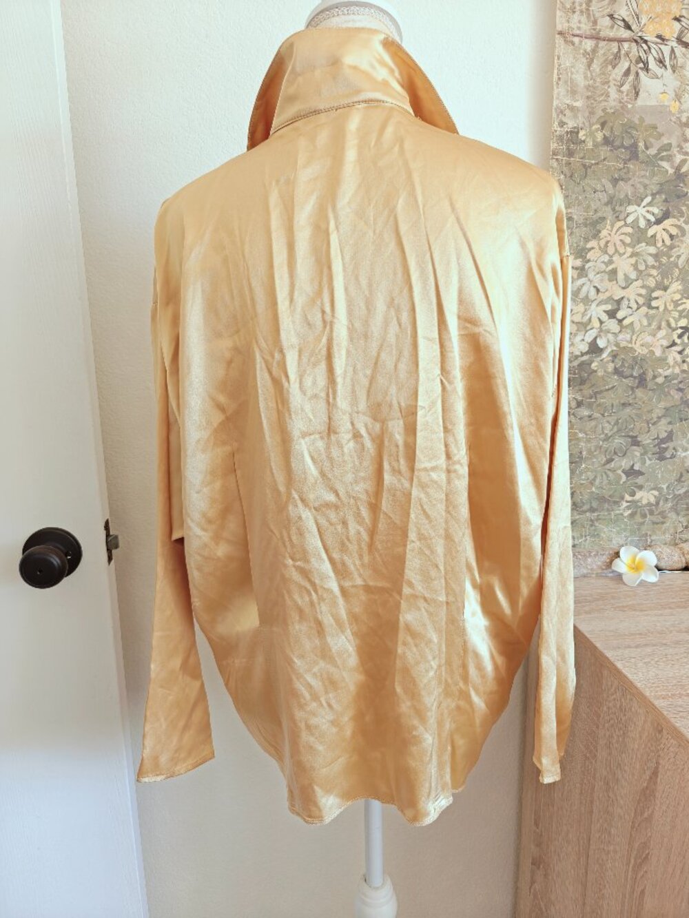 St. John Vintage 100% Silk Gold Oversized Blouse Jacket Metal Buttons Size 8 - Picture 4 of 13